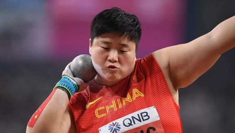女子铅球比赛中，铅球的直径必须在多少毫米之间