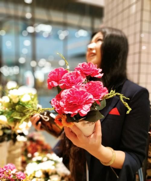 笑靥如花不负韶华的意思