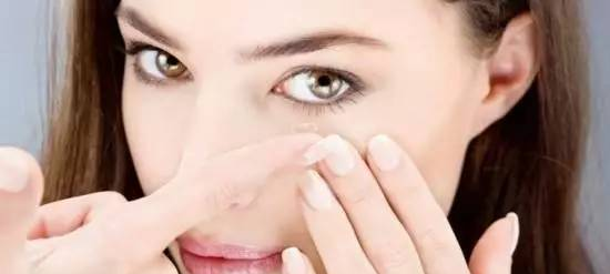 天天戴隐形眼镜对眼睛有伤害,天天戴隐形眼镜对眼睛有伤害吗图1