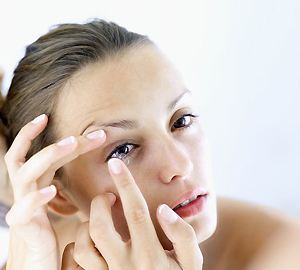 天天戴隐形眼镜对眼睛有伤害,天天戴隐形眼镜对眼睛有伤害吗图2