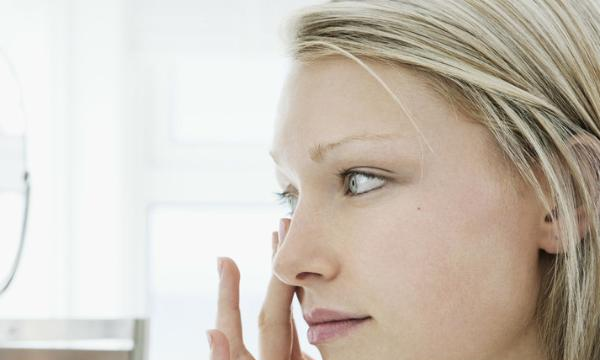 天天戴隐形眼镜对眼睛有伤害,天天戴隐形眼镜对眼睛有伤害吗图3
