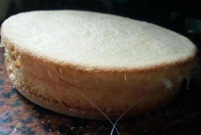 ​切蛋糕时怎么使切口平整,切蛋糕时,怎么做才可以使切口平整且不粘