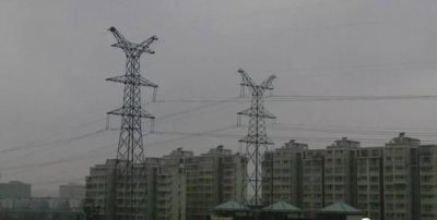 ​下雨天远离高压线多少米，为什么铁架高压线祼线，下大雨或潮湿天气，不会相互