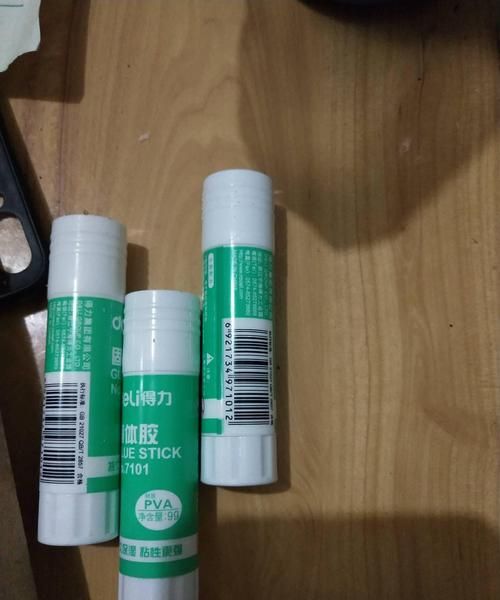 两张卡纸用固体胶粘在一起了,怎样才能把它们分开,两张都不能损坏