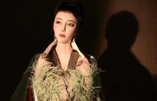 爱一个人有多苦只有自己最清楚什么歌 歌曲《错过的情人》演唱者及歌词