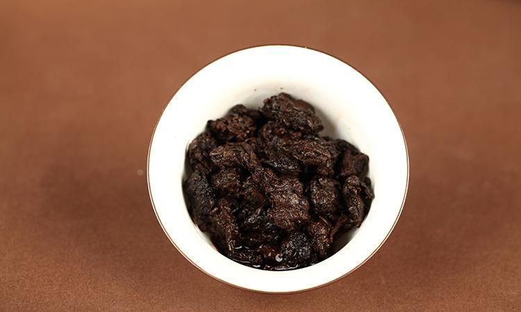 普洱茶里面可以看见闪光的亮点乃至亮片，这是为什么