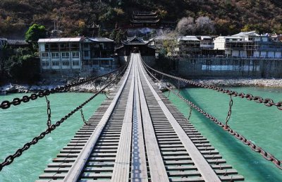 ​泸定桥在什么地方哪个省哪个市，泸定桥位于哪个省哪个县？