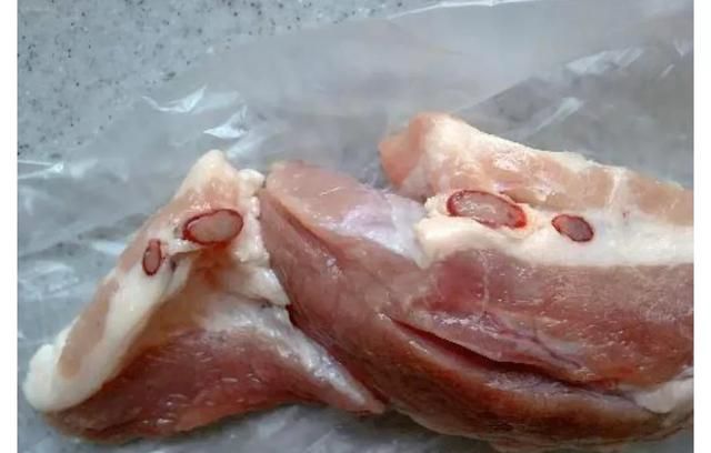 混沌皮子有点小黑点还能吃吗，买馄饨皮放冰箱冷藏，第二天有黑点，问制作商说是放了碱的原因，这样说有道理吗？图4