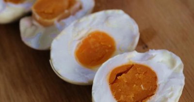 ​咸鸭蛋怎么腌制才出油好吃，怎样腌咸鸡蛋才会出油多？