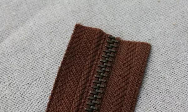 衣服拉链掉了怎么装回去，衣服拉链掉了怎么装回去小技巧？图3