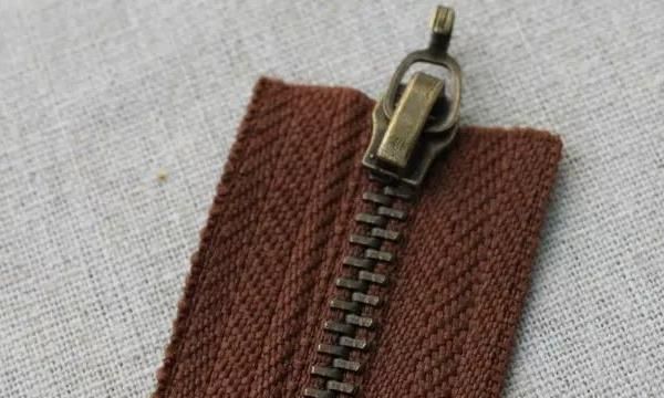 衣服拉链掉了怎么装回去，衣服拉链掉了怎么装回去小技巧？图4