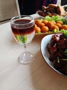 ​红酒可以加雪碧(红酒可以加雪碧冰块一起喝吗)