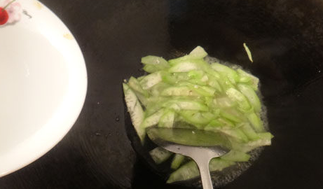 丝瓜可以和鸡蛋一起吃,丝瓜可以和鸡蛋一起煮汤吗?图4