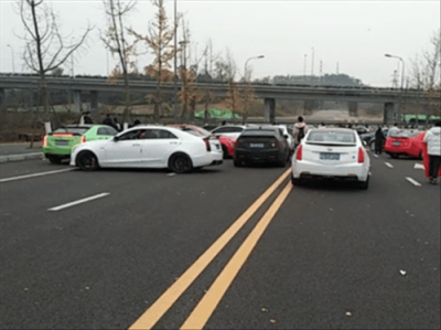 ​男孩开凯迪拉克追高铁是真的吗(男孩开凯迪拉克追高铁事件是真实的吗)