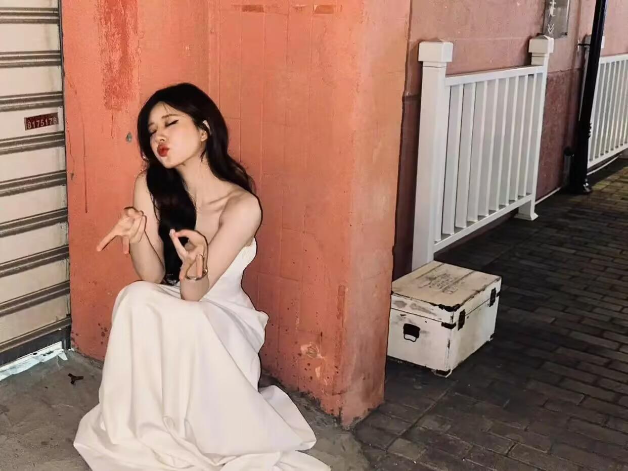 我差点没认出这是赵露思！随便一穿，就美成了“风景线”