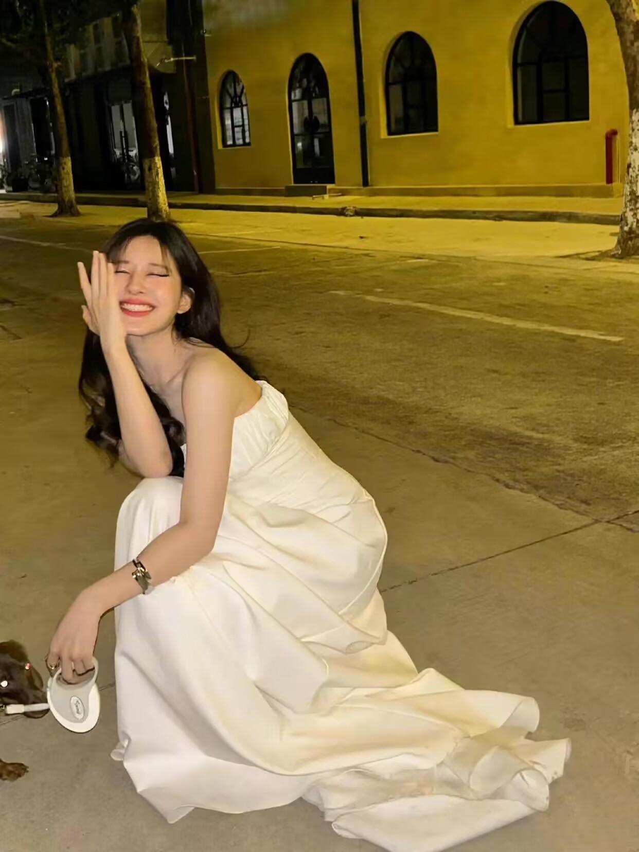 我差点没认出这是赵露思！随便一穿，就美成了“风景线”