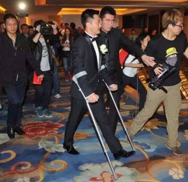 杨紫崴脚后第6天，坐轮椅回剧组上班，3人推着还帮其打伞，作精？