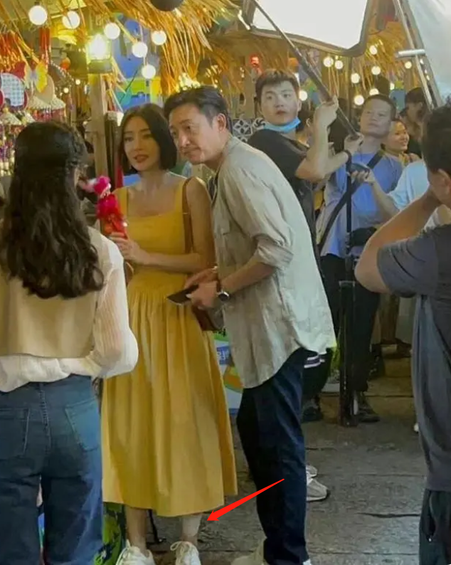 杨紫崴脚后第6天，坐轮椅回剧组上班，3人推着还帮其打伞，作精？