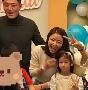 ​林心如全家福曝光引热议！女儿颜值惊艳！