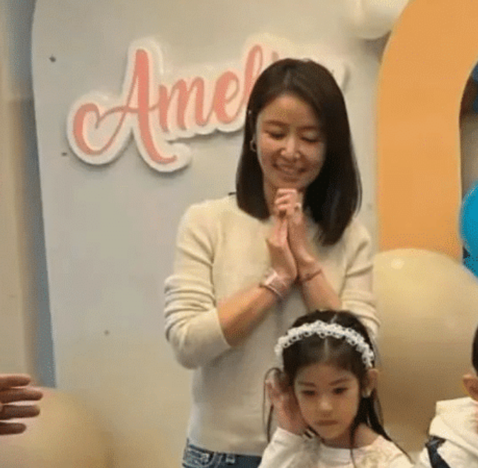 林心如全家福曝光引热议！女儿颜值惊艳！