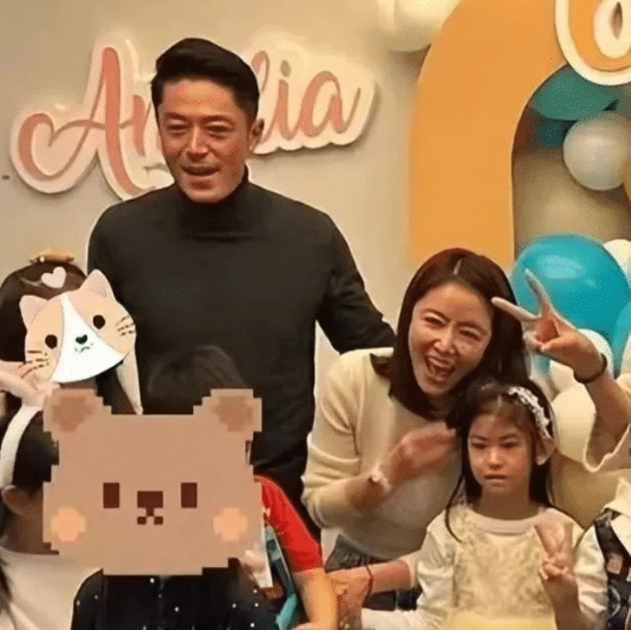 林心如全家福曝光引热议！女儿颜值惊艳！