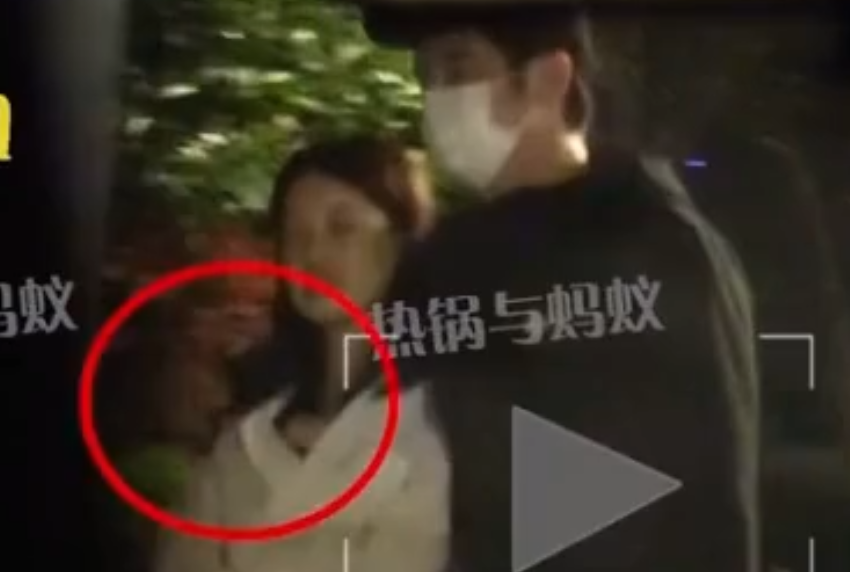 金世佳被曝疑似隐婚生子！女方是其经纪人长相甜美，两人抱娃出门