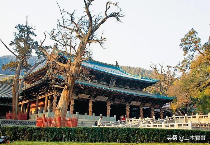 天安门屋顶构造的样式（天安城门的屋顶采用什么建筑形式）
