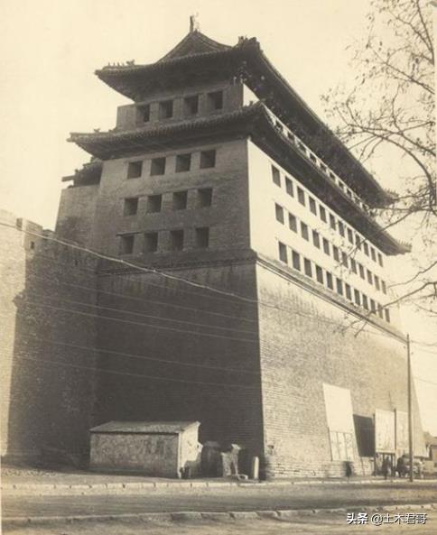 天安门屋顶构造的样式（天安城门的屋顶采用什么建筑形式）