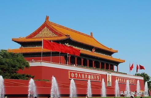天安门屋顶构造的样式（天安城门的屋顶采用什么建筑形式）