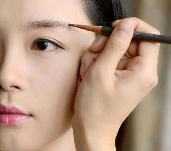 眉笔的那个线怎么拉（拉线眉笔怎么拉线图解）
