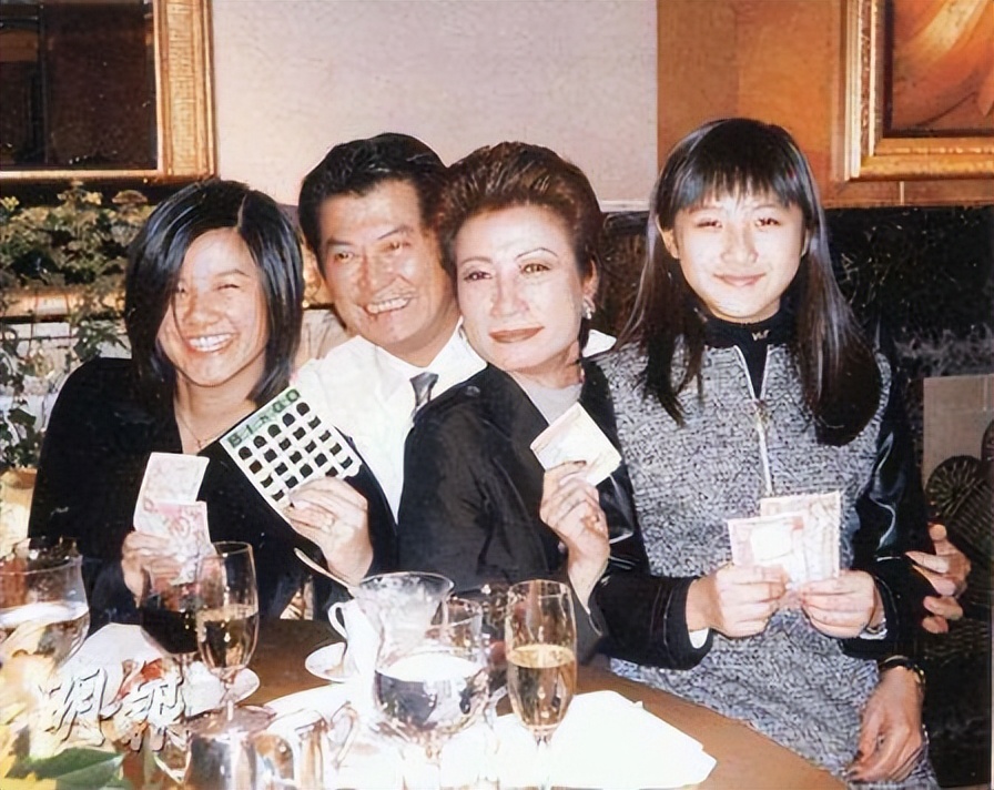 邓光荣离世11年后，他两个女儿的选择截然不同