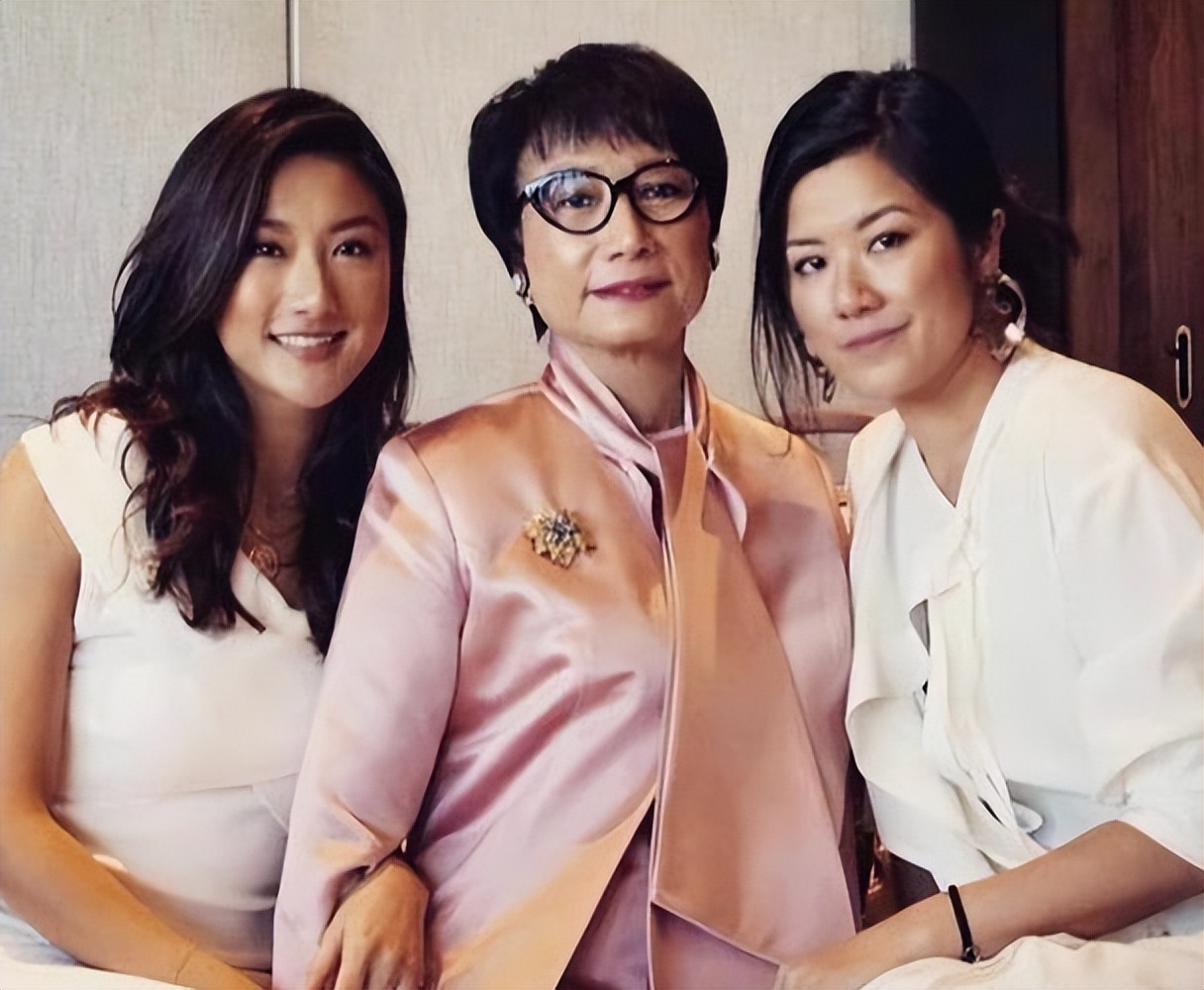 邓光荣离世11年后，他两个女儿的选择截然不同