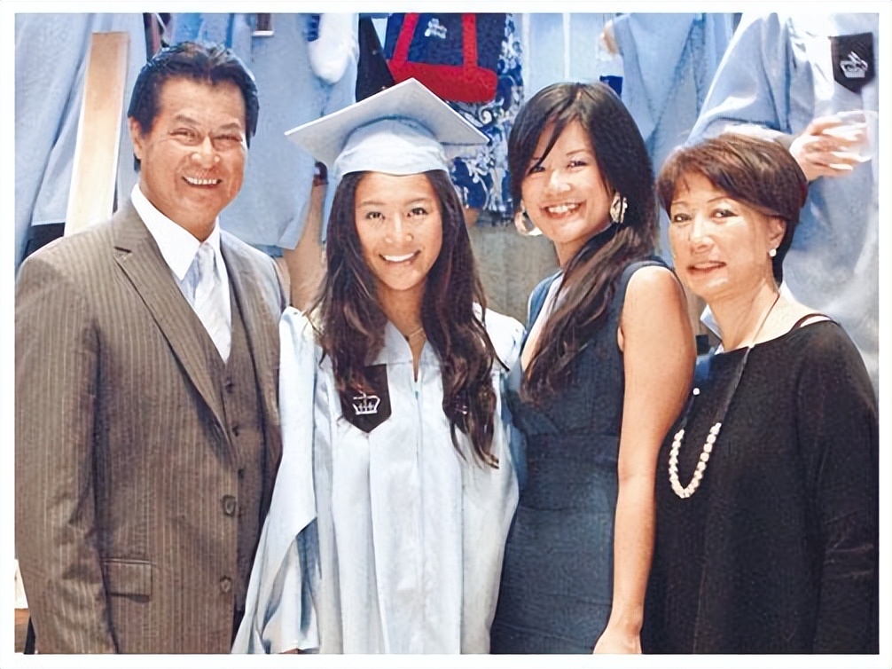 邓光荣离世11年后，他两个女儿的选择截然不同