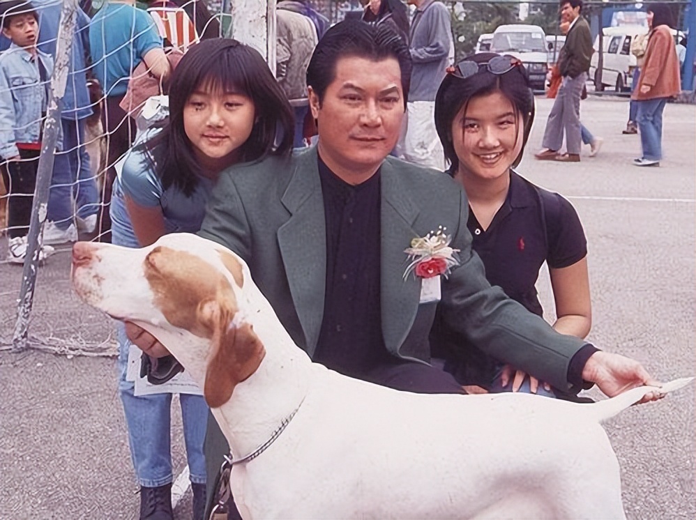 邓光荣离世11年后，他两个女儿的选择截然不同