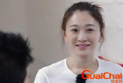 ​李小冉素颜现身机场-肤白貌美气质佳却被指面带苦相显刻薄