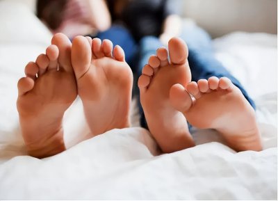​脚凉是什么原因怎么办（一年四季脚冰凉，是什么原因？教你简单3招，温阳散寒