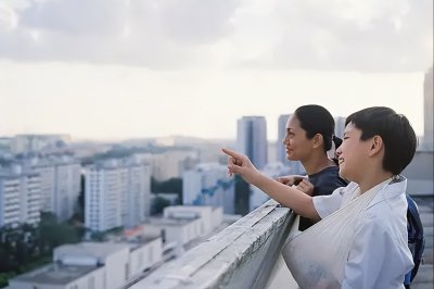 ​《爸妈不在家》：其景深镜头、实拍和光线的运用有何特点？