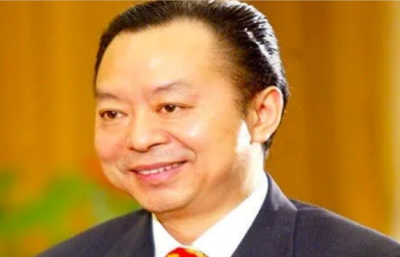 ​村民凑70元供穷小伙创业，赚百亿后开飞机回村，给老人发千万红包