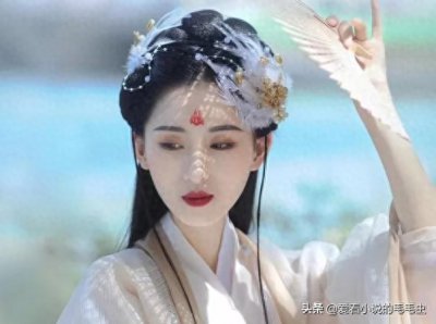 ​穿书成恶毒女配，她不作不抢，一心撮合男女主，男主却爱她到痴狂