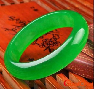​石英岩玉和翡翠有什么区别哪个贵？石英岩玉和翡翠有什么区别图片