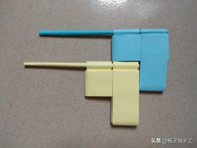​纸枪怎么折简单（用纸折一把玩具手枪给宝宝，折法简单）