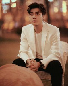 ​李易峰最新动态，消失一年首露面，面容憔悴瘦了一圈