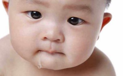 ​小宝贝几天不见紧了许多口水(宝宝总流口水，这四个原因需要警惕！千万不要耽误