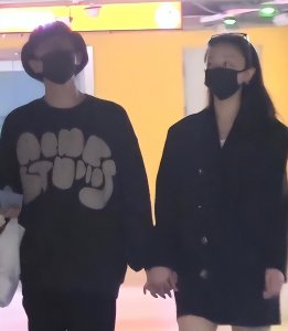 ​许嵩恋爱史(许嵩和冯禧恋爱细节被扒，曾借歌词秀恩爱)