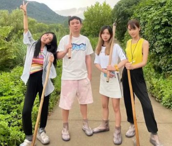 ​王思聪被曝下农村体验生活，扛着锄头手插裤兜耍帅，还有美女作伴