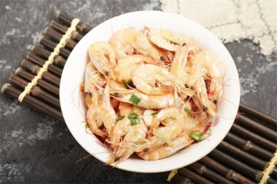 ​爆炒大明虾的做法 葱姜蒜爆炒明虾，脆香好吃