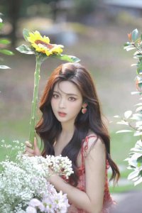 ​杨超越夏日花丛写真释出 少女的诱惑……