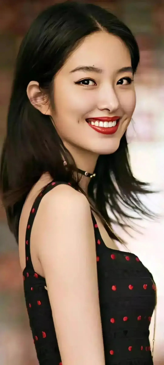 港风美女气质惹人爱：杨采钰高清气质图片合集