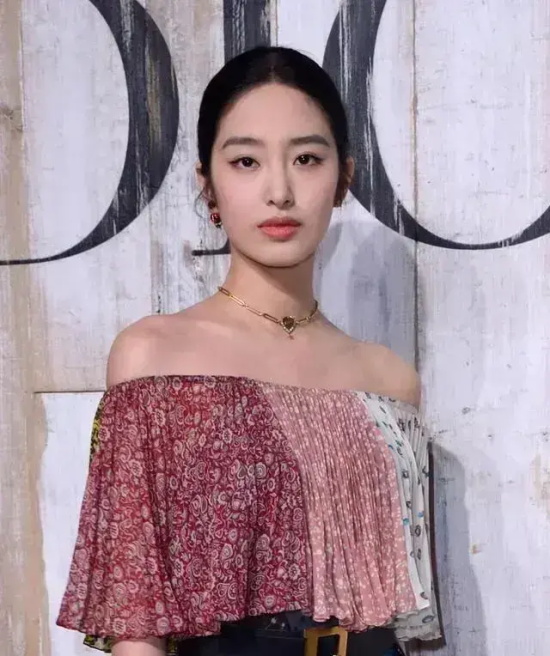 港风美女气质惹人爱：杨采钰高清气质图片合集