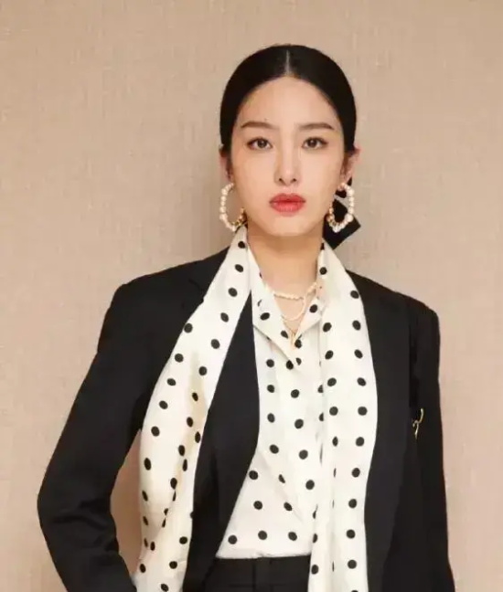 港风美女气质惹人爱：杨采钰高清气质图片合集